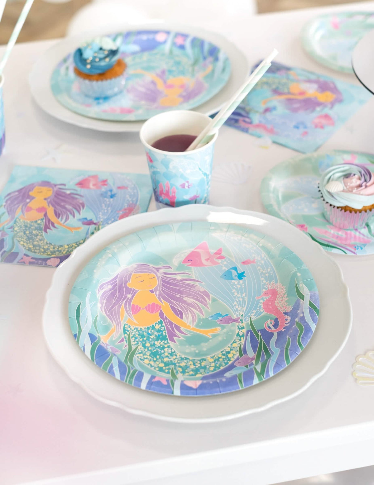 Detalle de la mesa de fiesta de los platos de cartón bonita sirenas