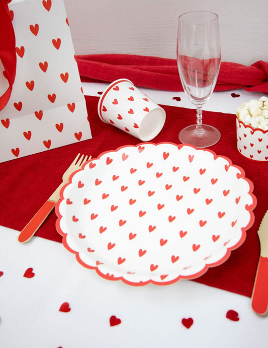 Mise en scène de table des assiettes en carton festonnées petits cœurs