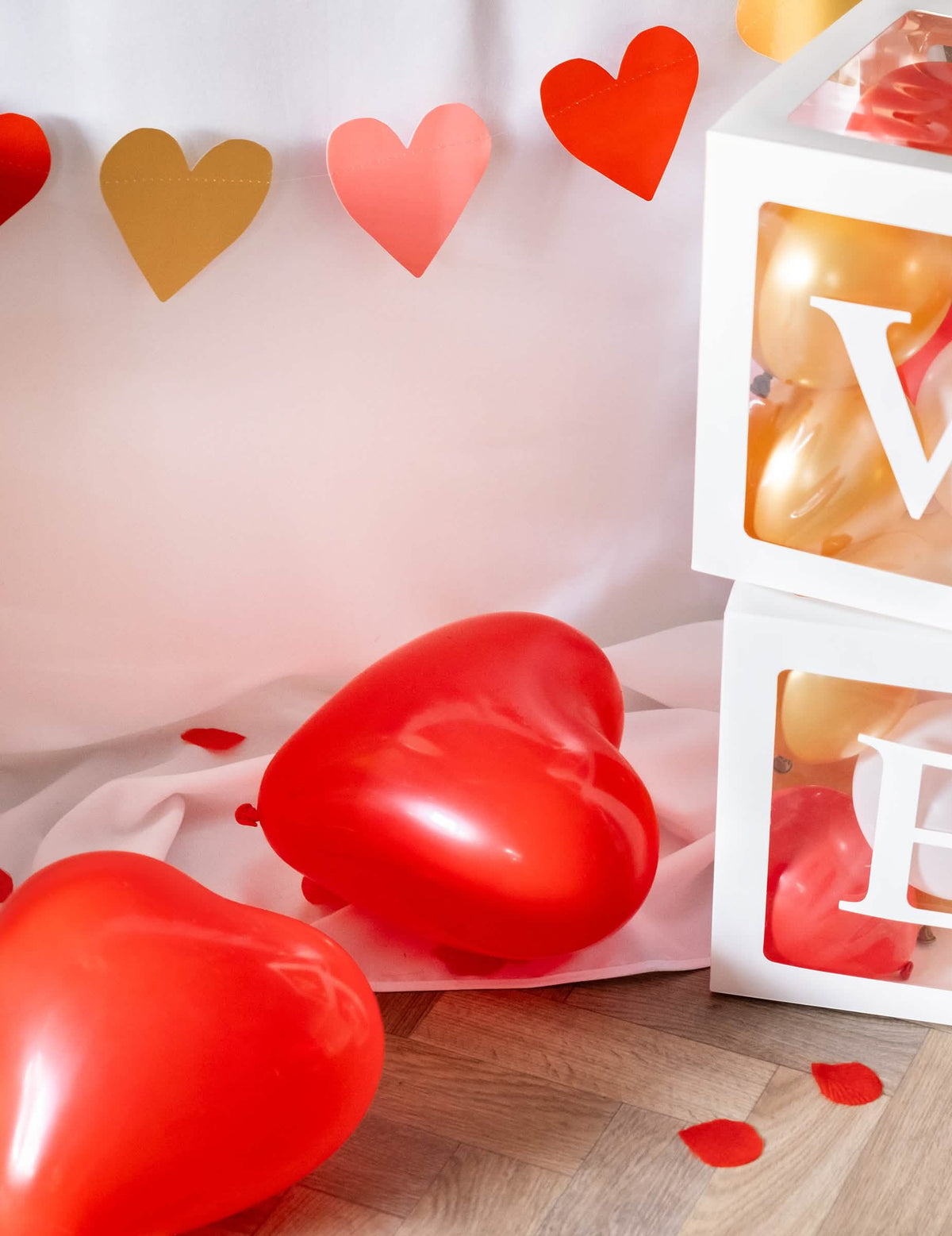 Primer plano de los globos rojos de los globos de látex corazones rojos y blancos