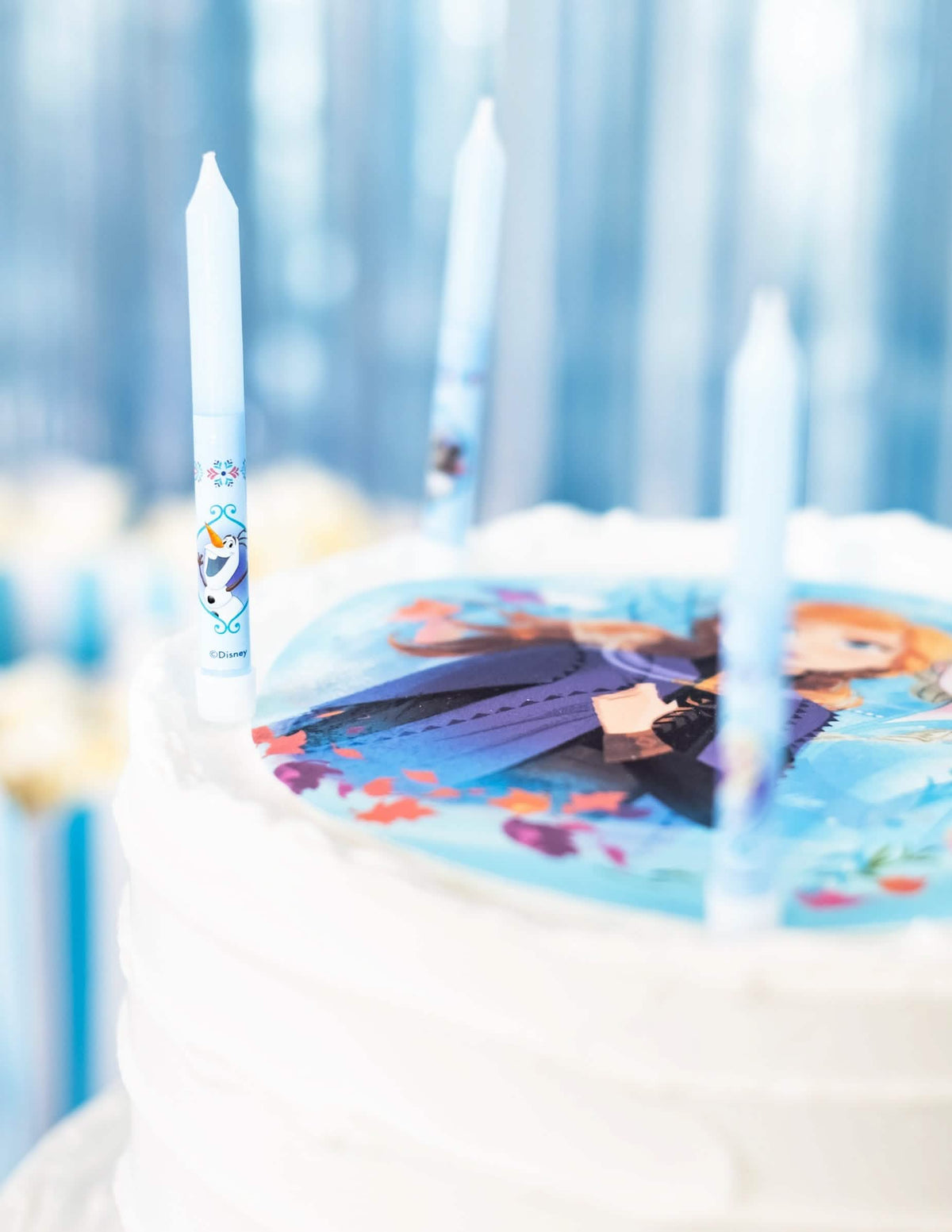 Primer plano del retrato de Olaf de las velas cumpleaños Frozen