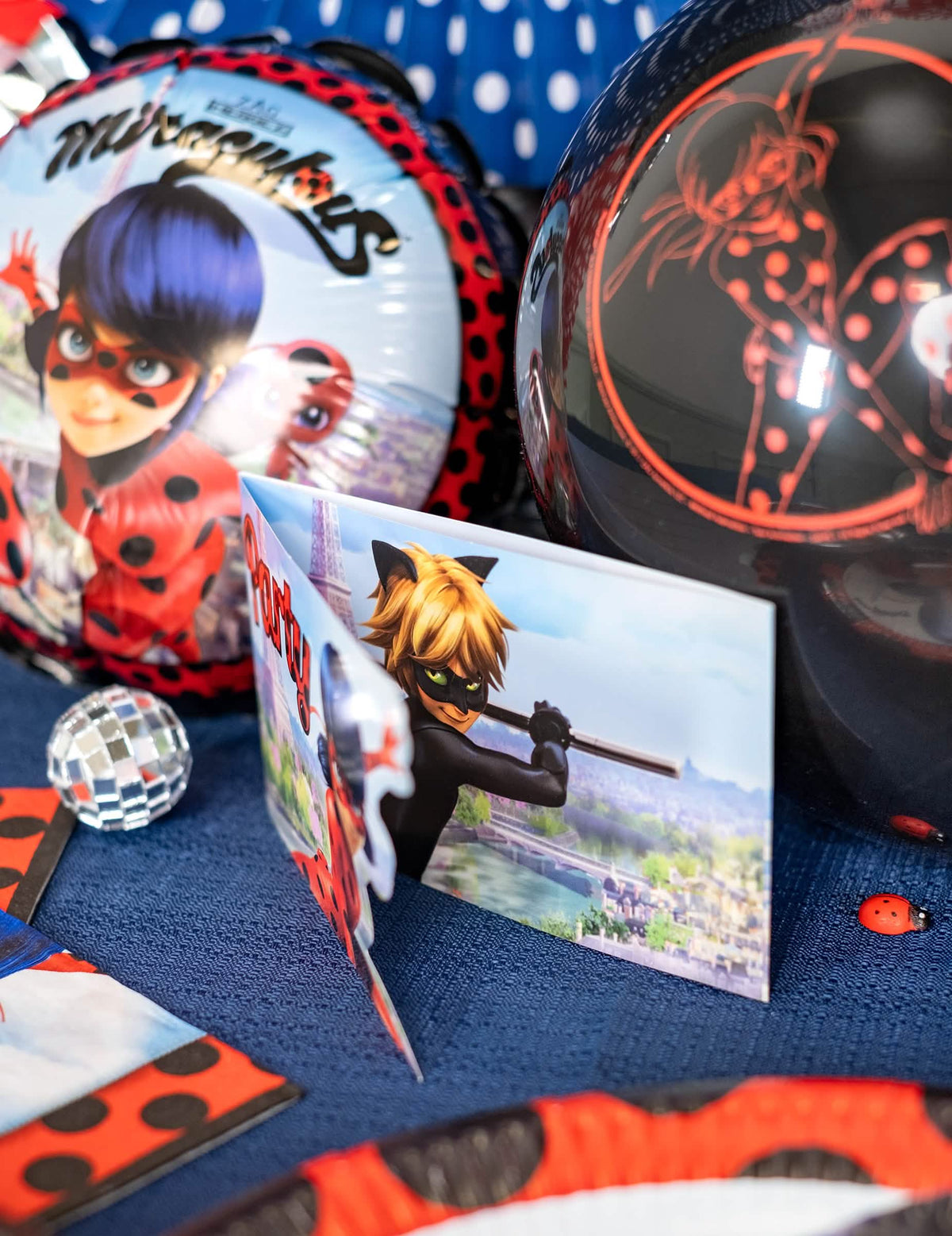 Detalle de la ilustración de gato negro en las tarjetas de invitación Party con sobres Ladybug