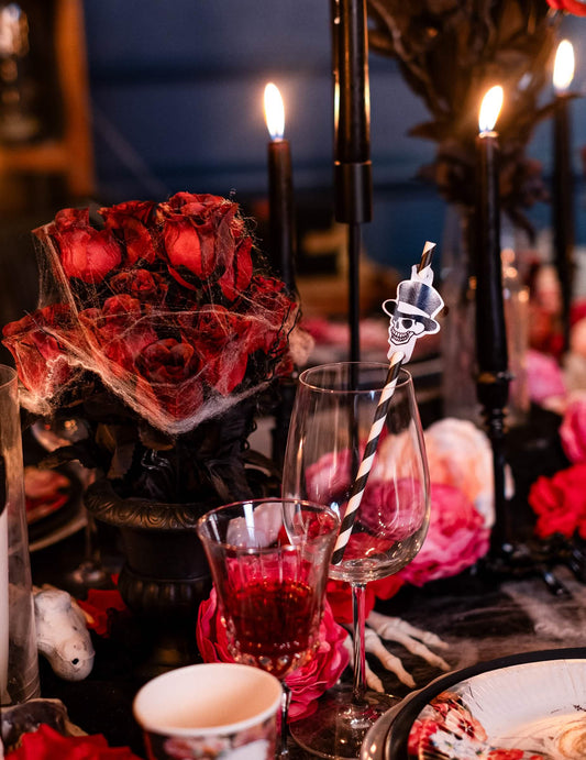 Mise en ambiance festive sur table des pailles rayées squelette Halloween