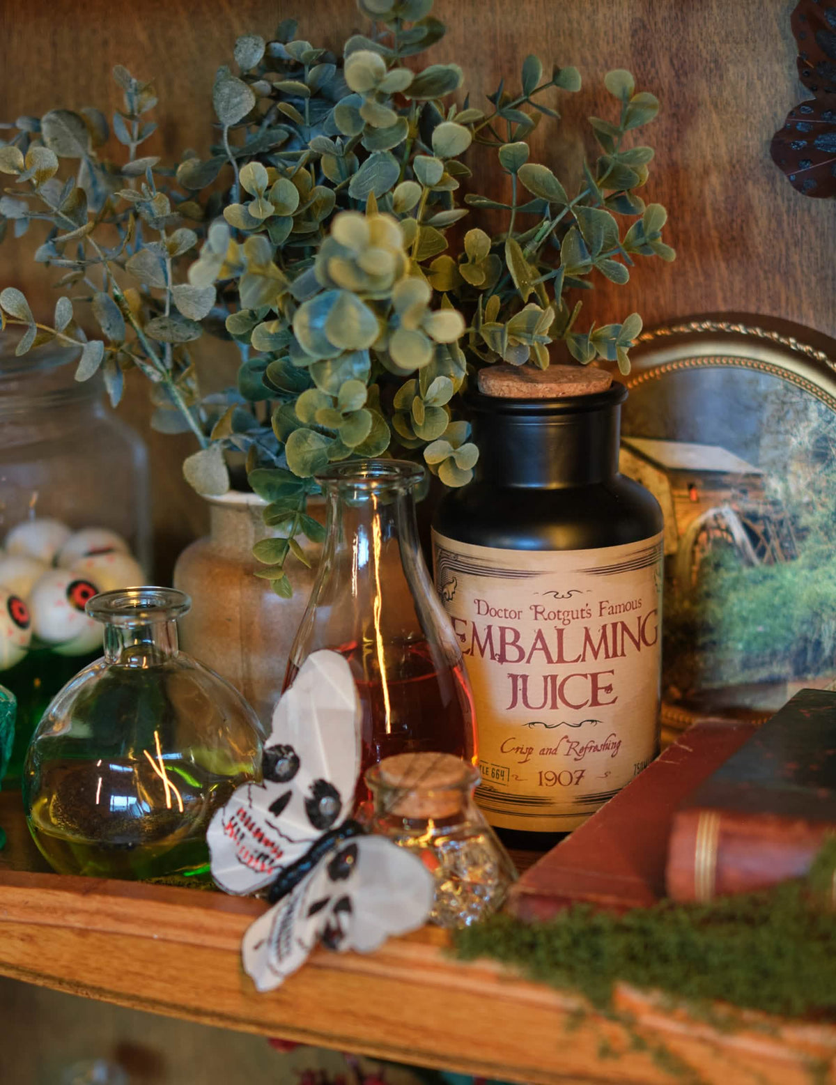 Primer plano de la etiqueta Embalming Juice del paquete de 8 pegatinas para botella de halloween