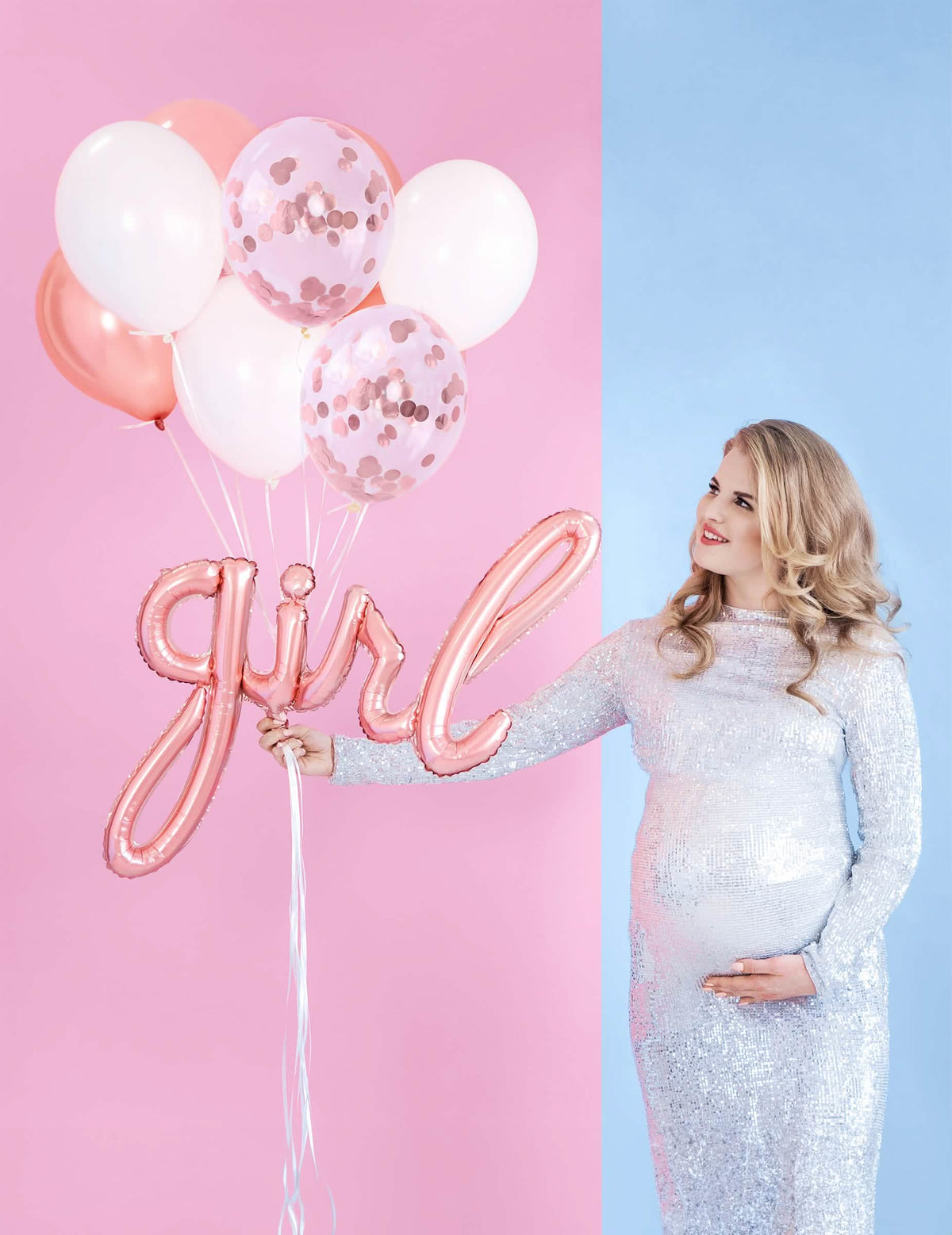 Puesta en escena para gender reveal con mujer embarazada del globo de aluminio girl oro rosa