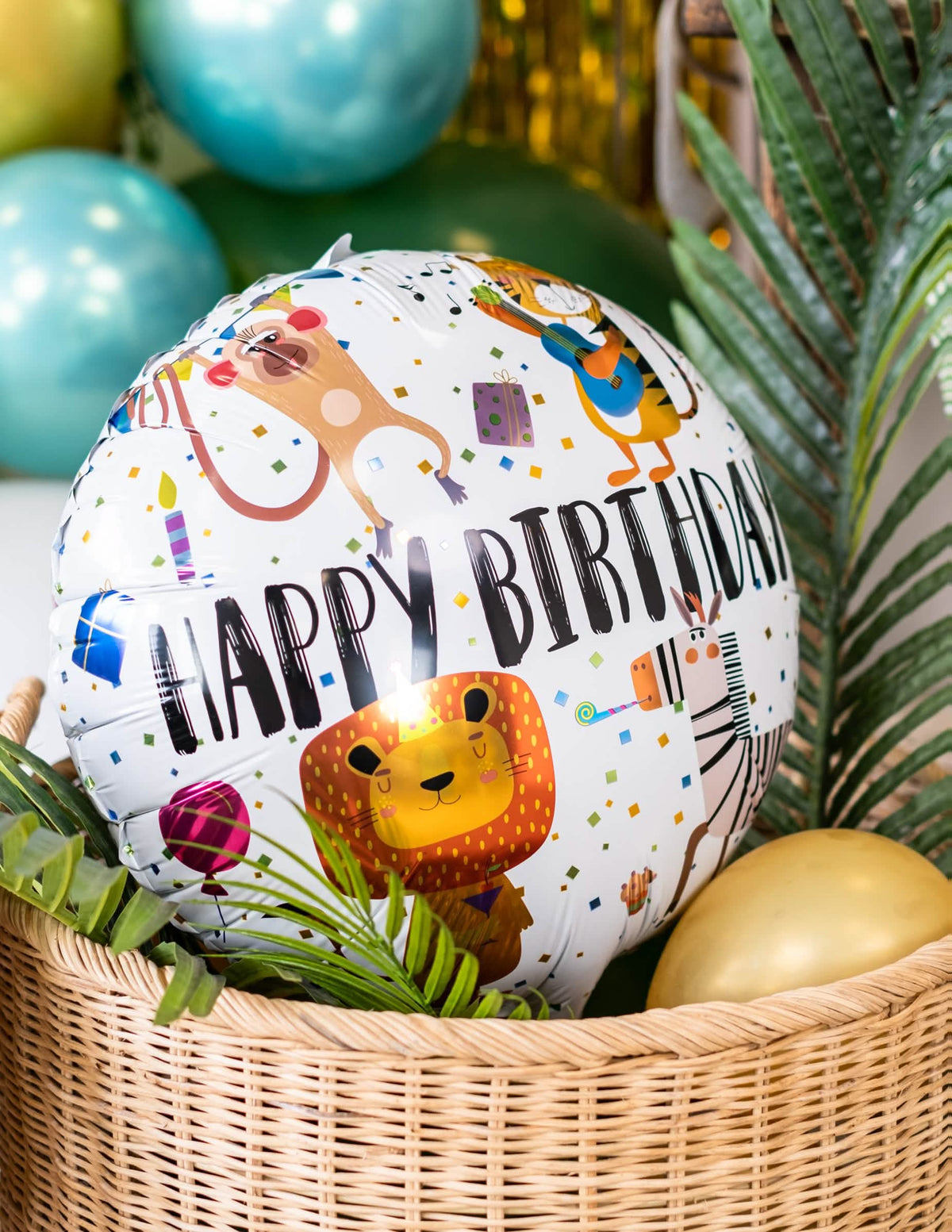 Primer plano de las ilustraciones del globo de aluminio Happy Birthday animales