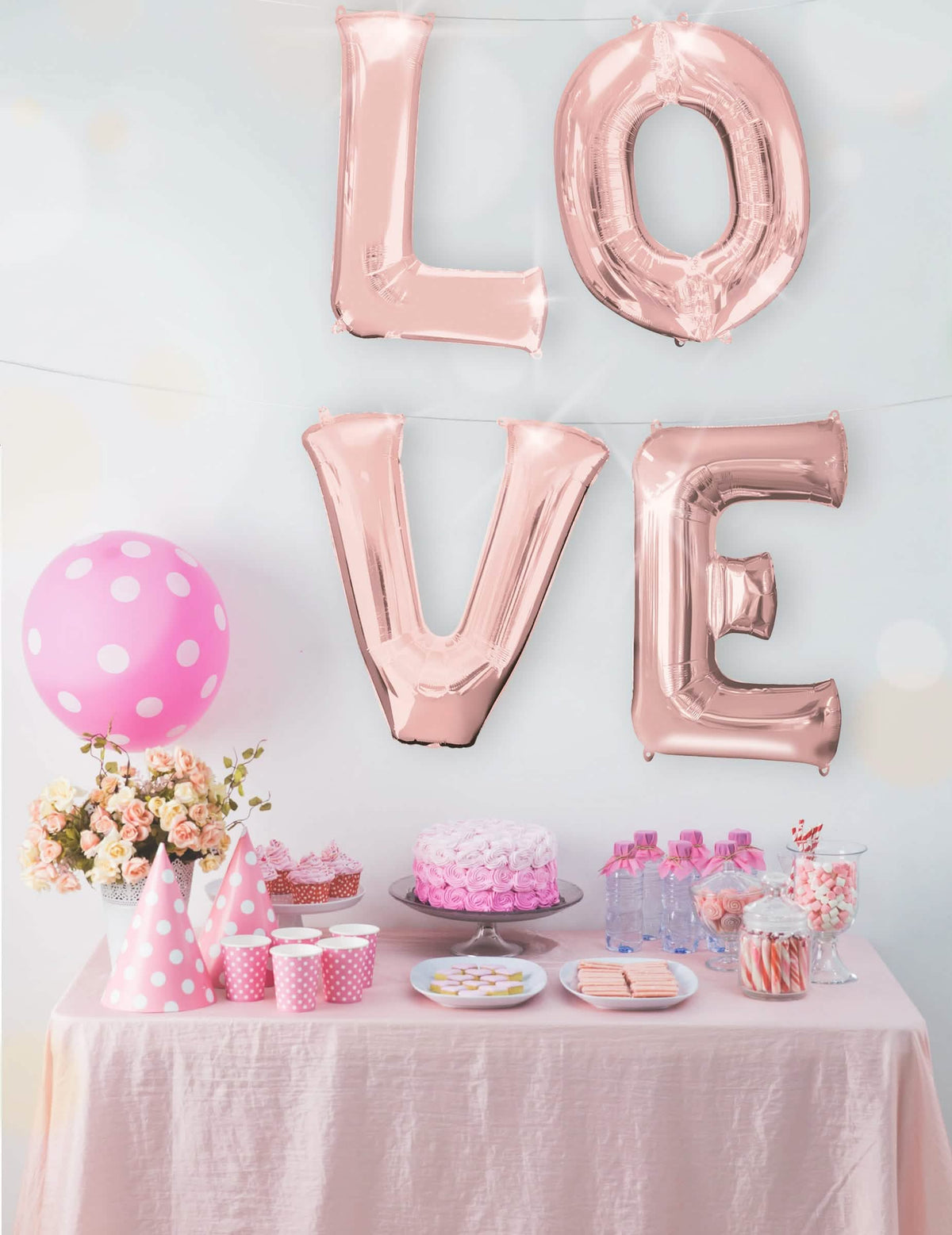 Puesta en escena de la palabra LOVE con el globo de aluminio letra para fiesta