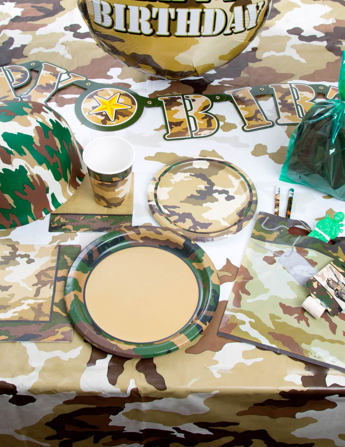 Puesta en escena con decoración de mesa a juego del globo de aluminio militar