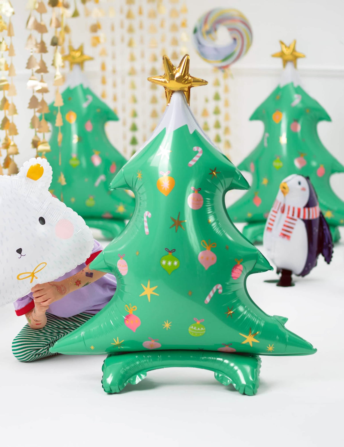 Escenificación festiva del globo gigante de aluminio árbol de navidad