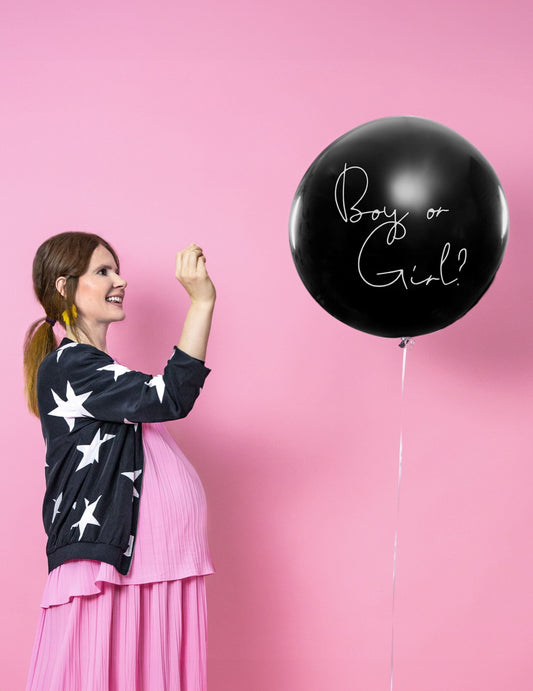 Mise en situation avec une femme enceinte du ballon géant en latex boy or girl pour baby shower