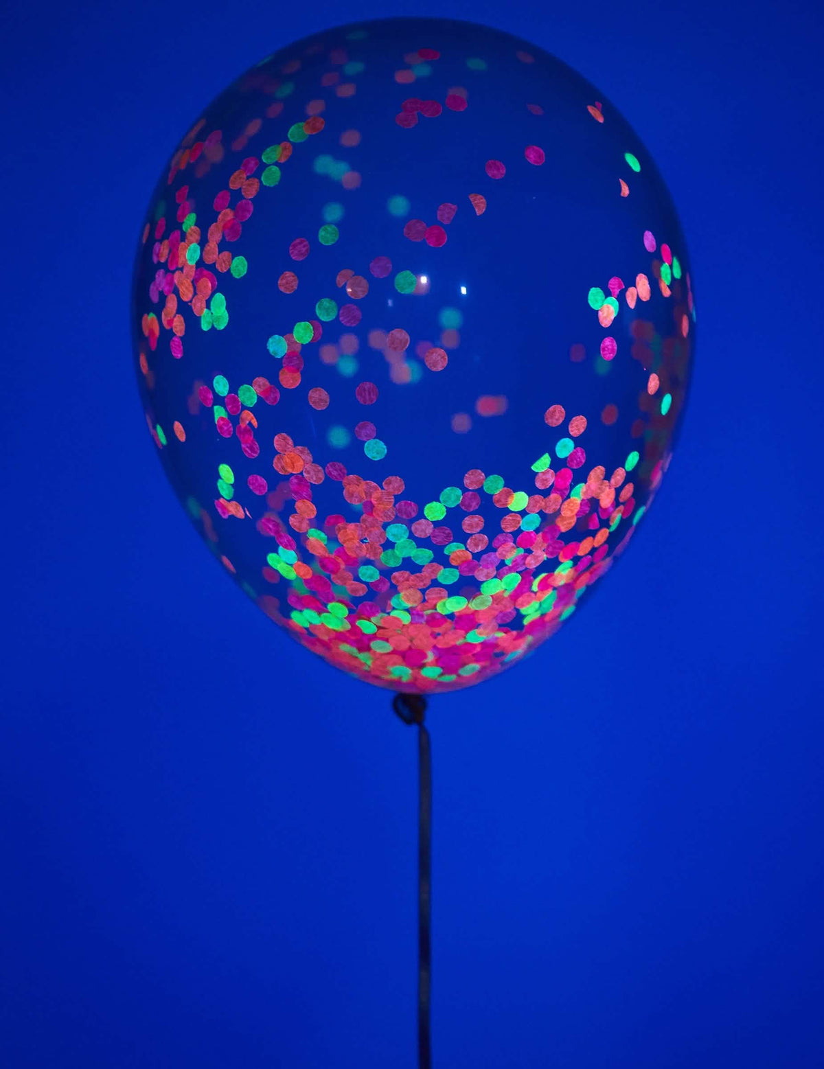 Primer plano de los confetis del globo de látex confetis fosforito para fiesta