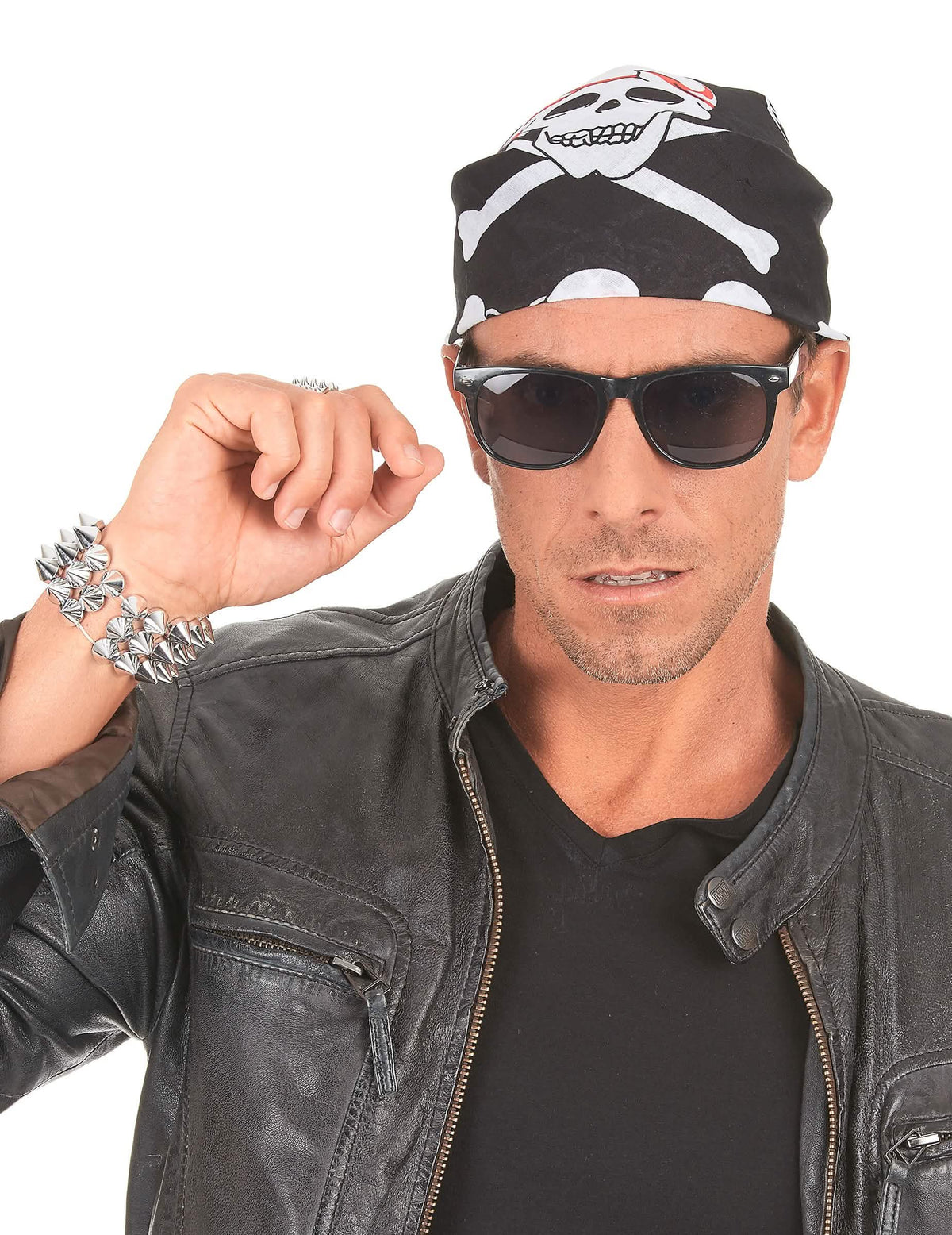 Vista de cerca del bandana de calaveras y cadena para adulto