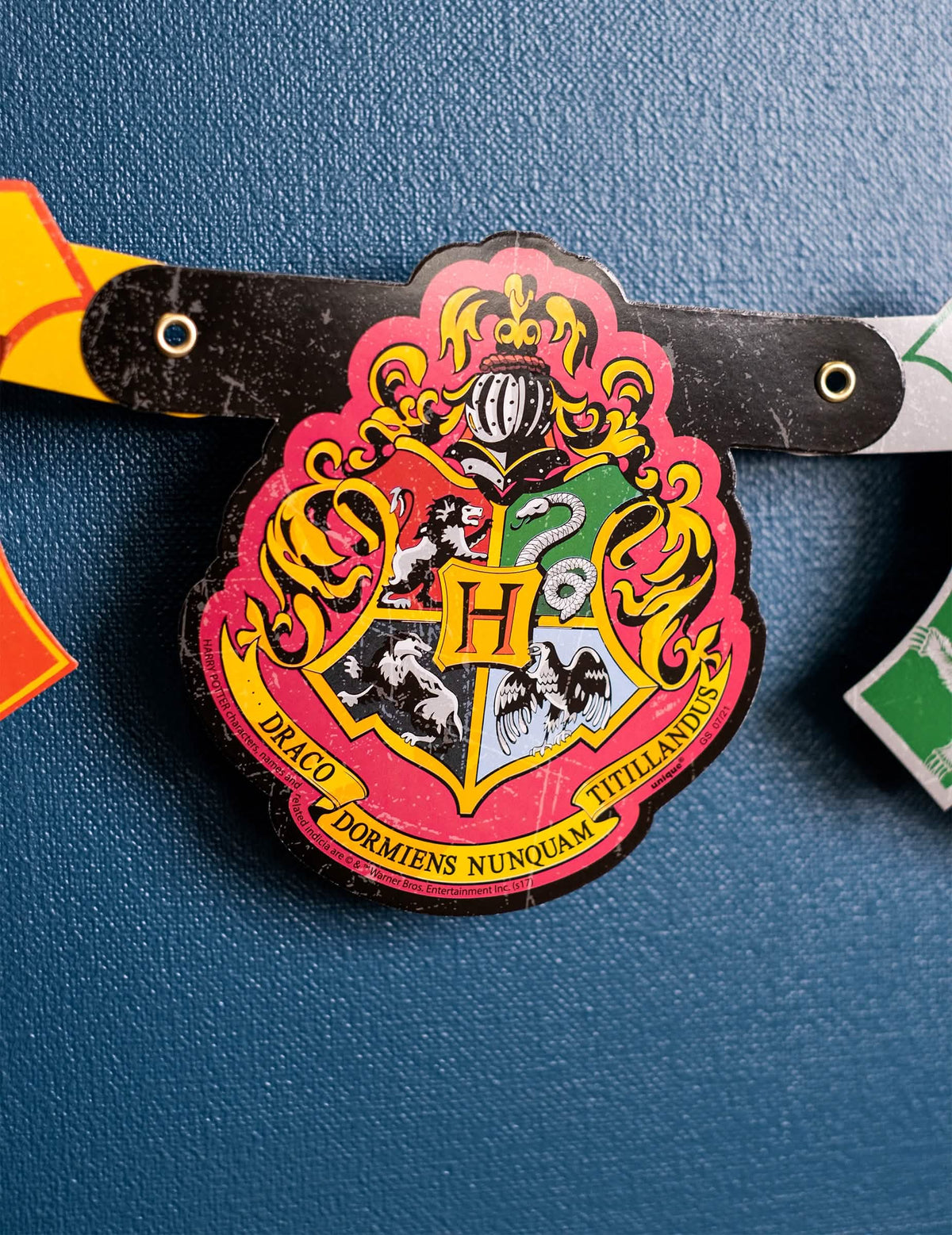 Primer plano del escudo de Hogwarts de la pancarta happy birthday Harry Potter