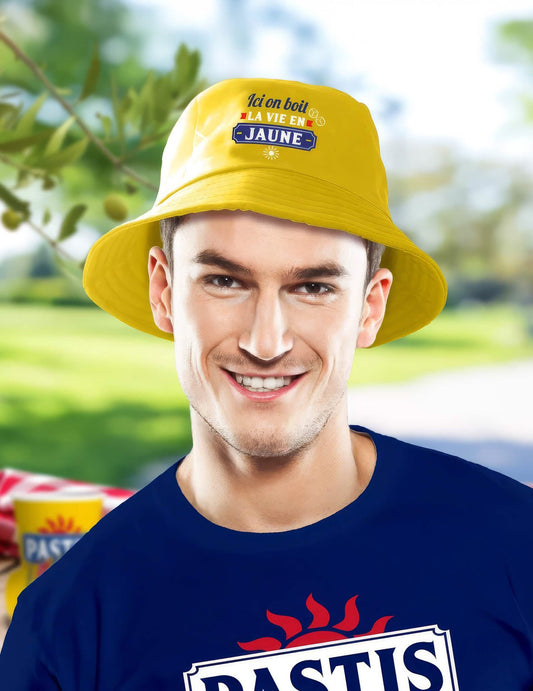 Gorro bob humorístico: aquí bebemos la vida en amarillo