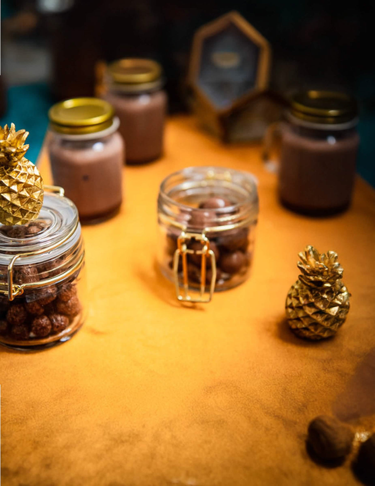 Escena con chocolates del tarro de conservas decoración de fiesta