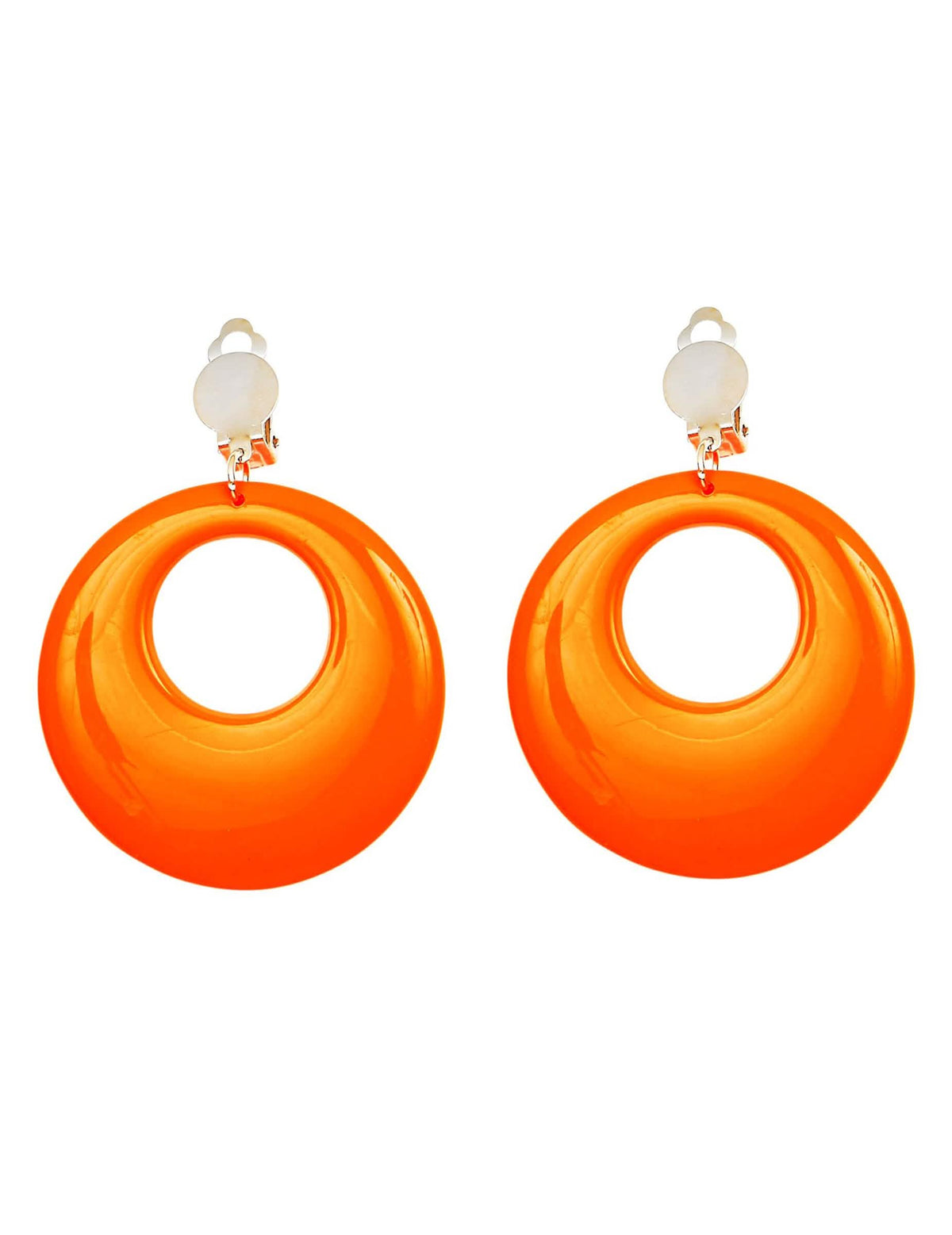 Detalle del sistema de sujeción con clips de los pendientes naranja fosforito