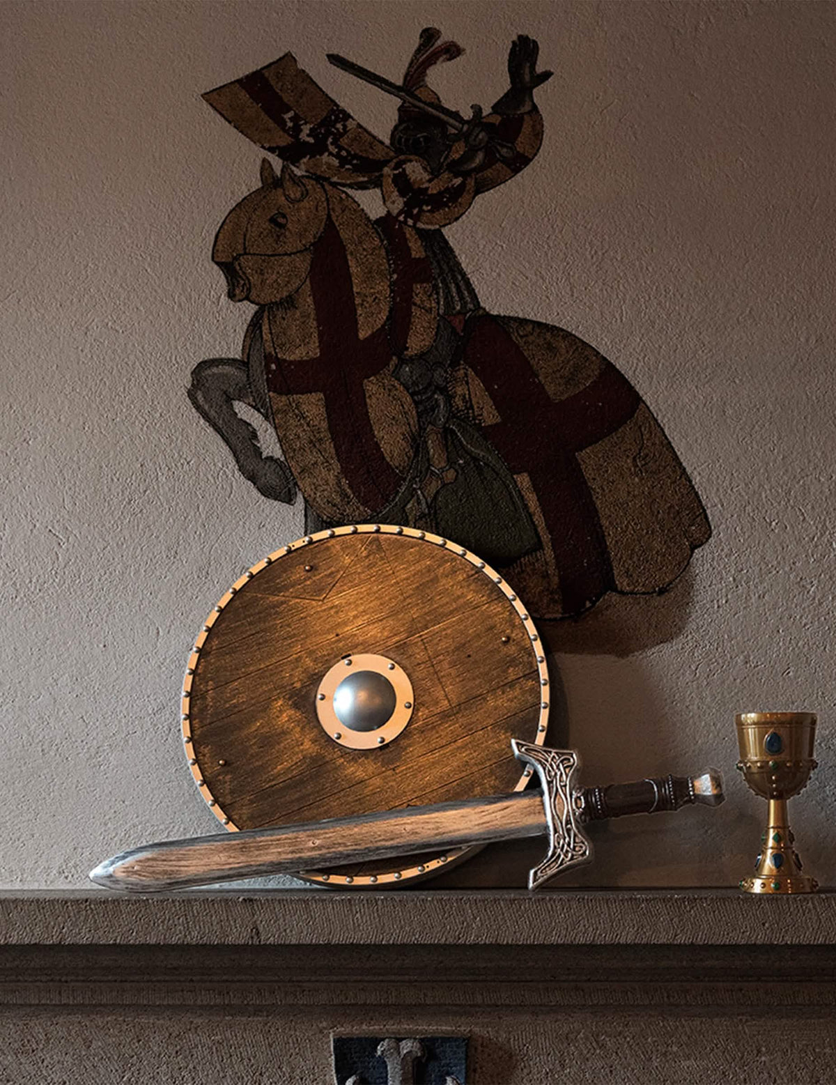 Mise en situación con accesorios del escudo guerrero medieval