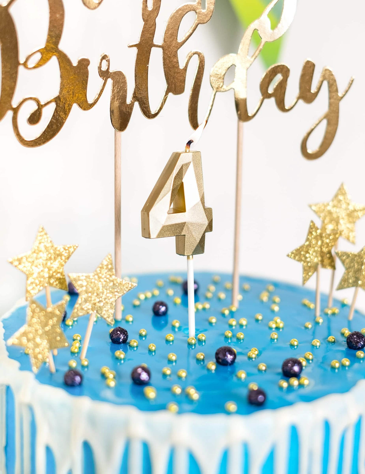 Detalle del número 4 de la vela número efecto diamante para cumpleaños