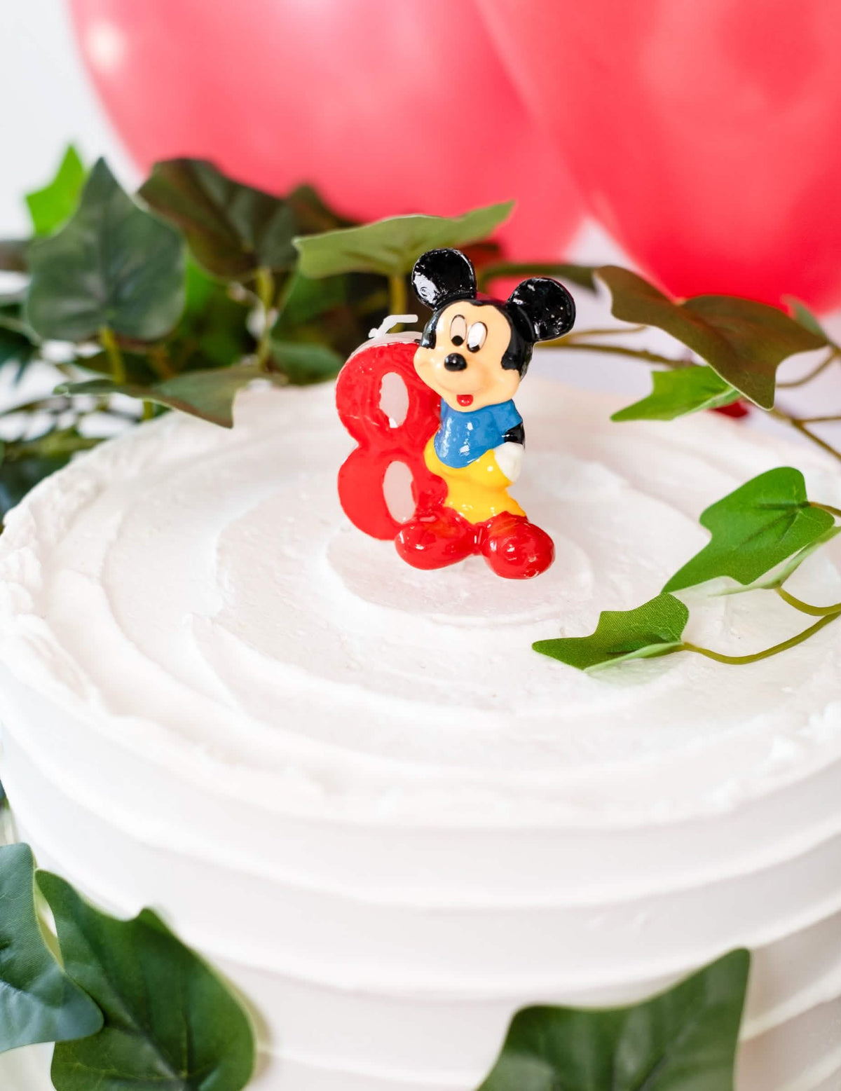 Primer plano del pastel de la vela número 8 Mickey