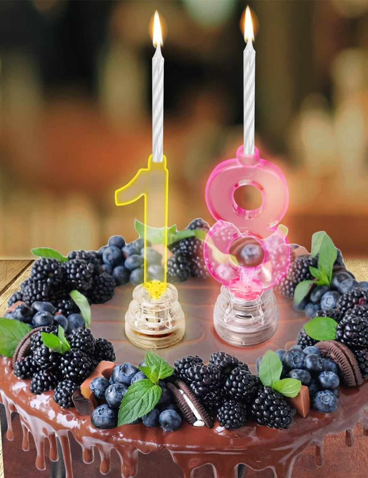 Puesta en escena sobre un pastel de cumpleaños de la vela luminosa LED número 8