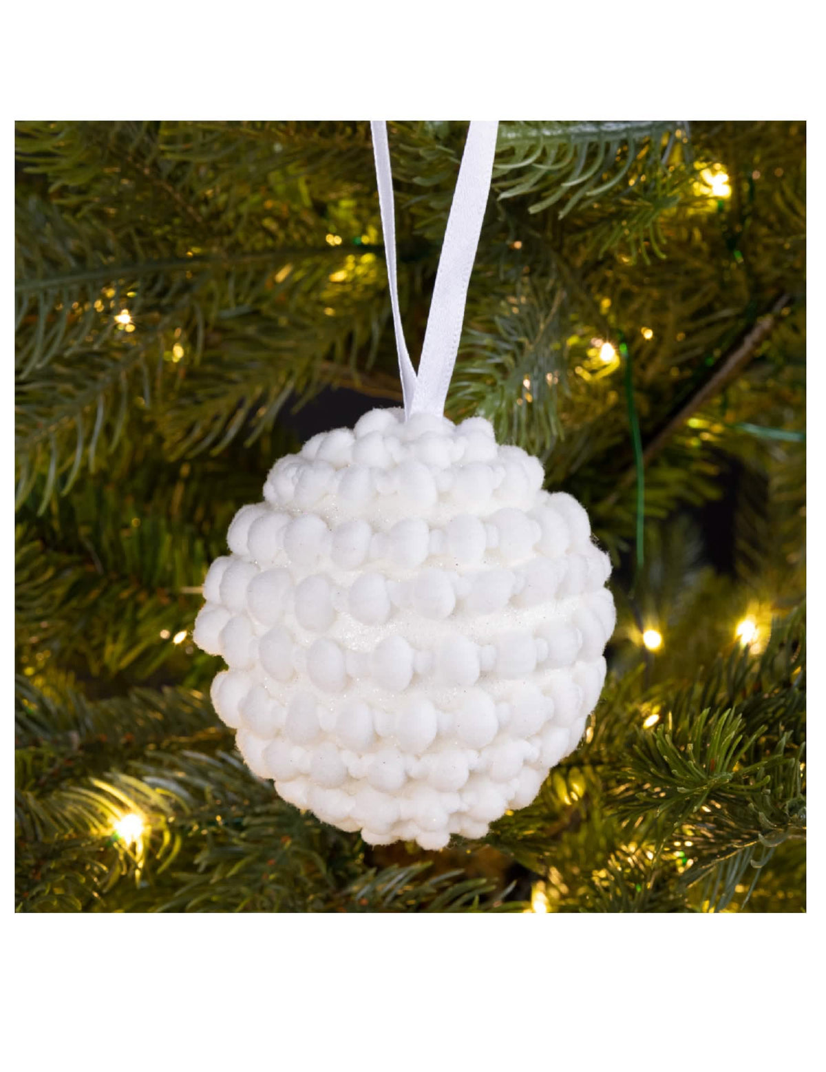 Ambientación en un árbol de Navidad de la bola navideña ambiente polar