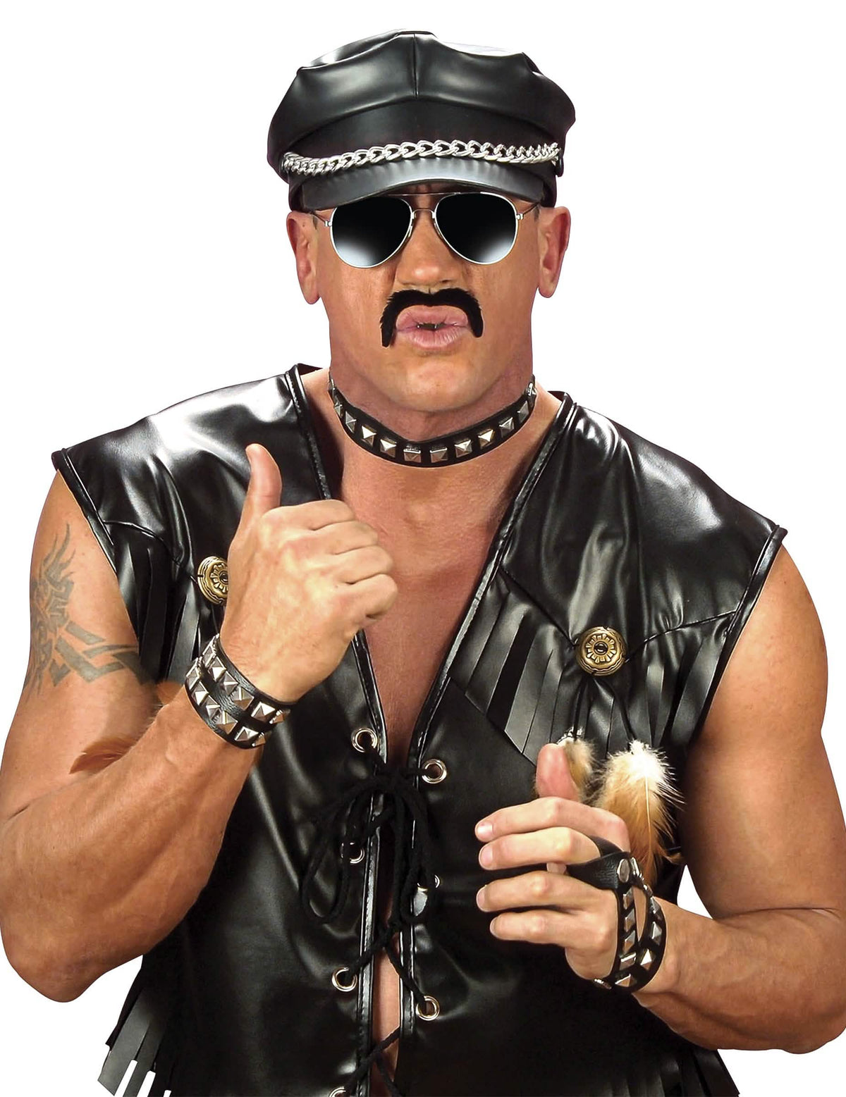 Escenificación con un disfraz de biker del brazalete con tachuelas rocker