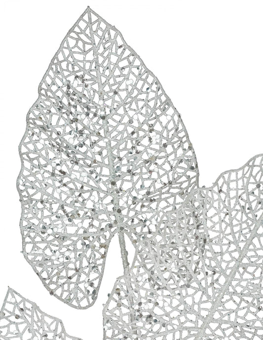 Gros plan sur les paillettes d'une feuille de la branche décorative 5 feuilles pour fête