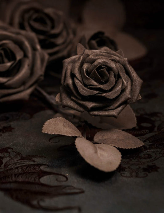 Rama de 5 rosas negras 71 cm