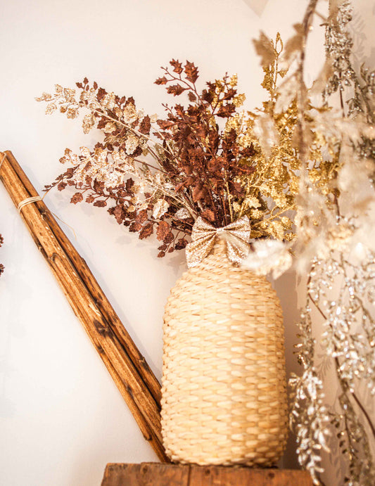 Mise en situation de la branche de feuillage paillettes pour décoration or