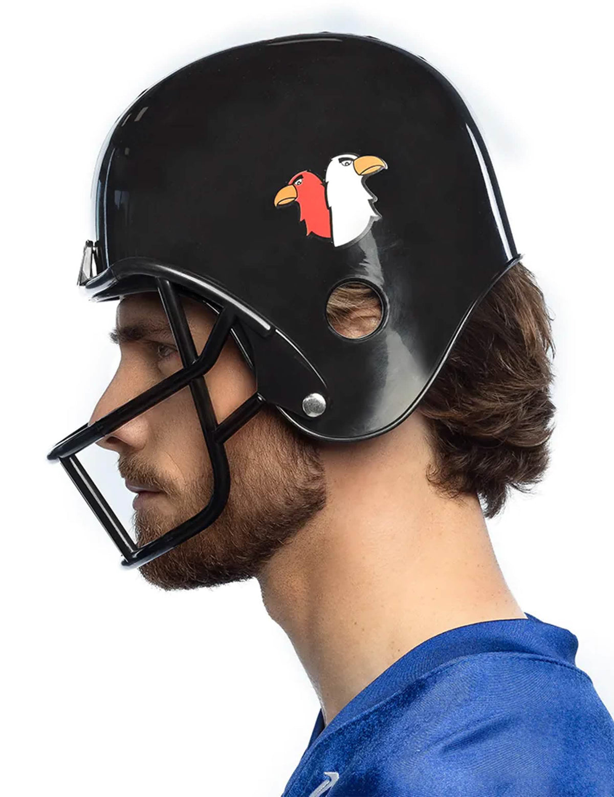 Detalle del logo en el lateral del casco de futbolista americano para adulto