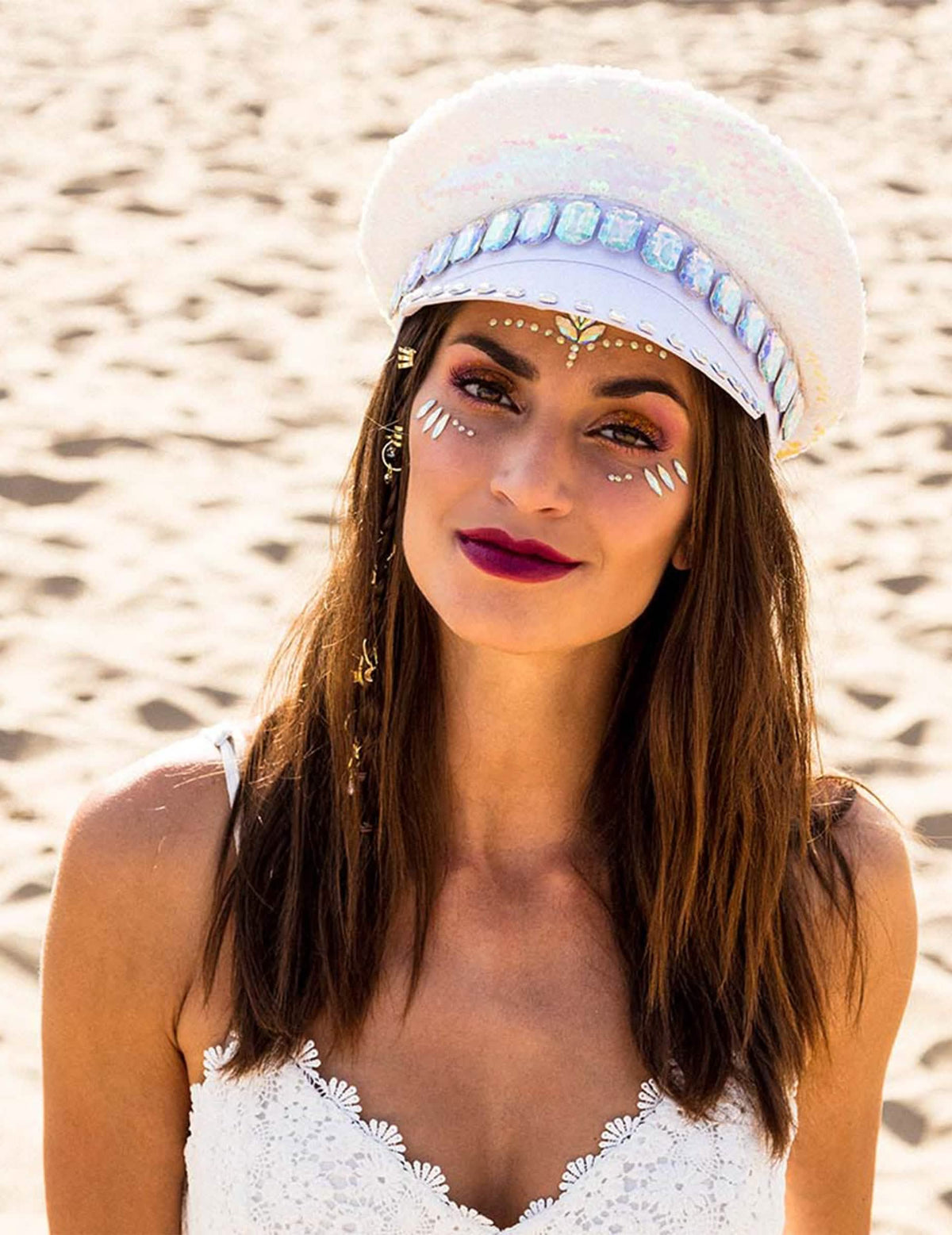 Vista frontal de la gorra de lentejuelas reversibles para adulto nácar y blanco