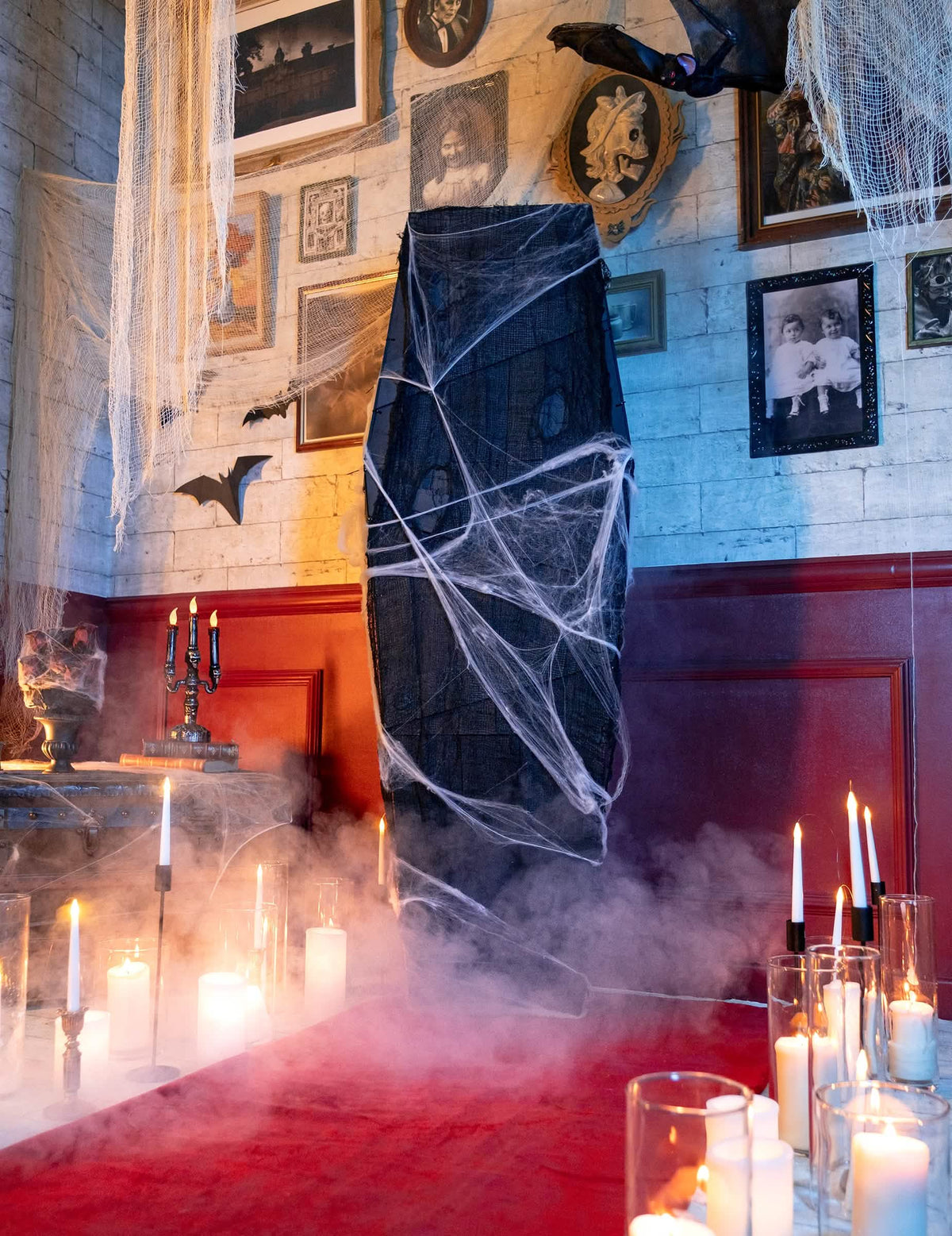 Mise en scène avec bougies et fumée du cercueil Halloween pour décoration avec toile d'araignée blanche