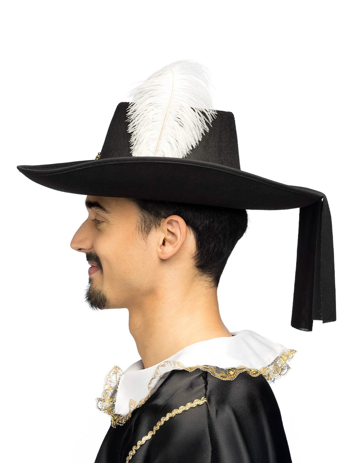 Detalle de la pluma y del lazo del sombrero de mosquetero para adulto