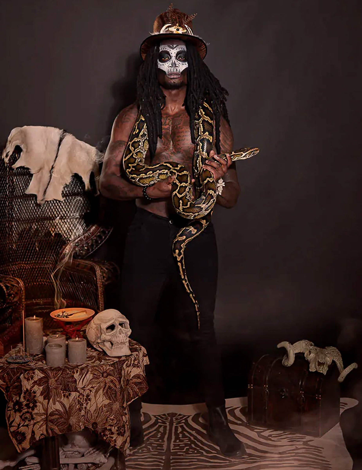 Escenificación con serpiente del sombrero vudú con cabello para adulto