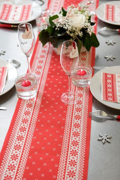 Mise en scène du chemin de table en coton au coin du feu