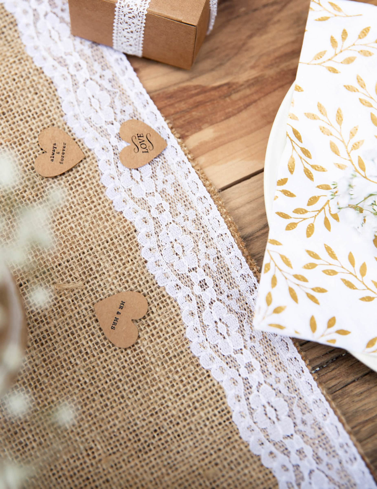 Mise en scène avec cœurs kraft et dentelle du chemin de table en jute bordures dentelle pour mariage