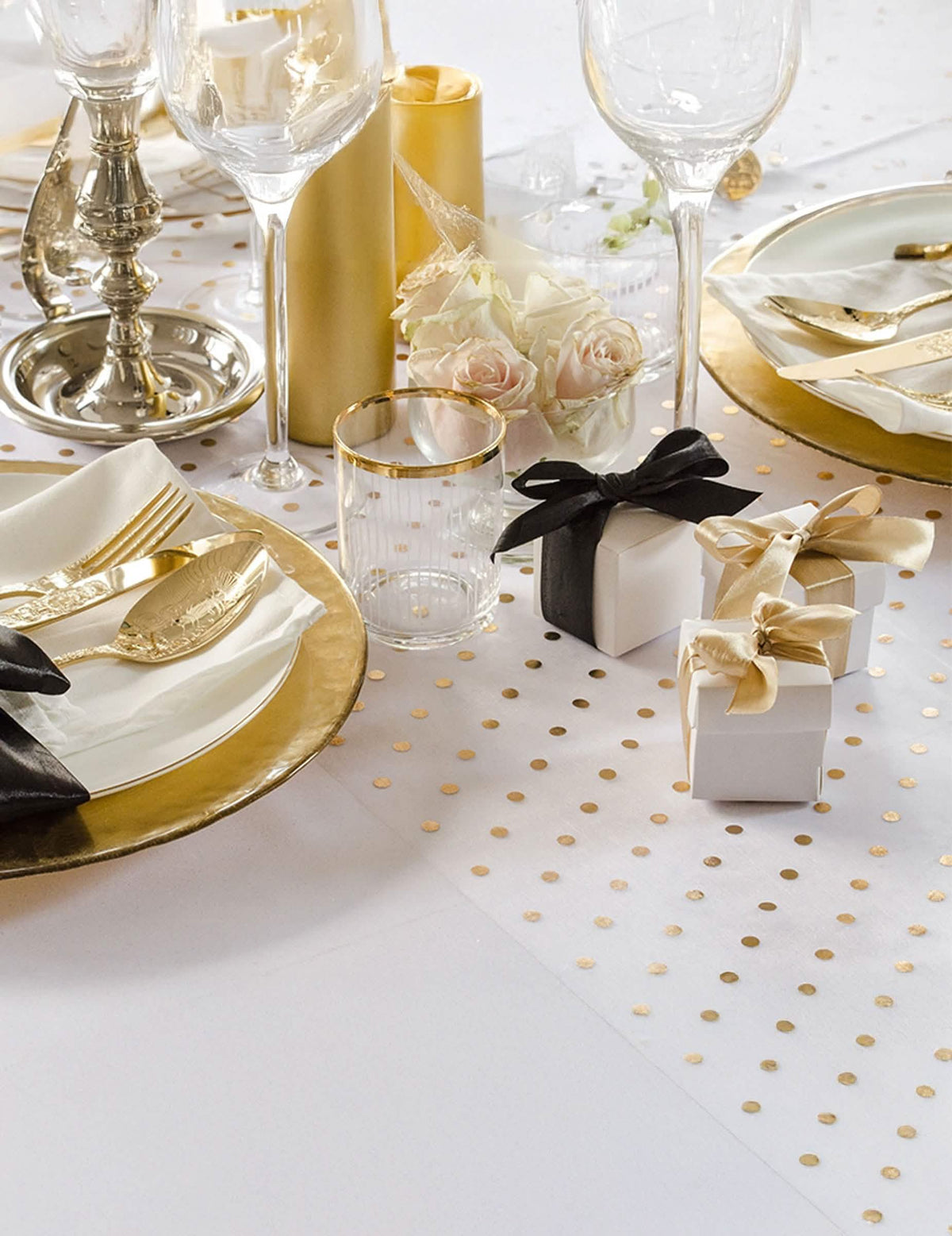 Puesta en escena del camino de mesa de lunares dorado metalizado para decoración de mesa de organza blanco