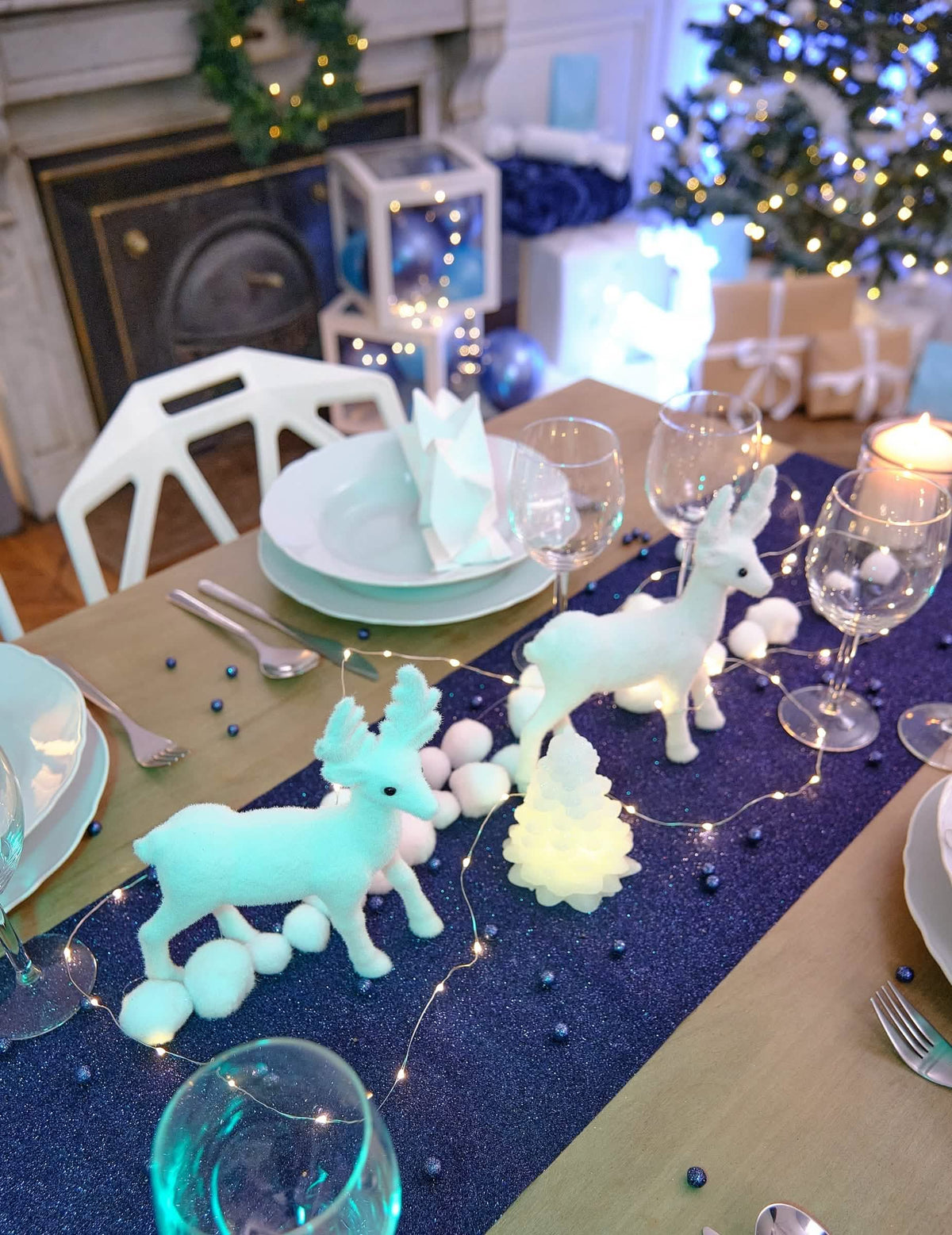 Mesa de navidad puesta con el camino de mesa brillante con lentejuelas para decoración de fiesta azul marino
