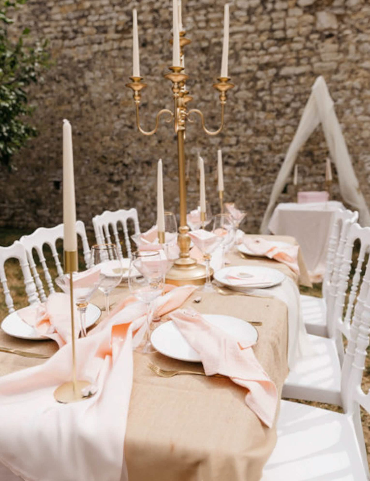Escenografía campestre del camino de mesa decoración boda