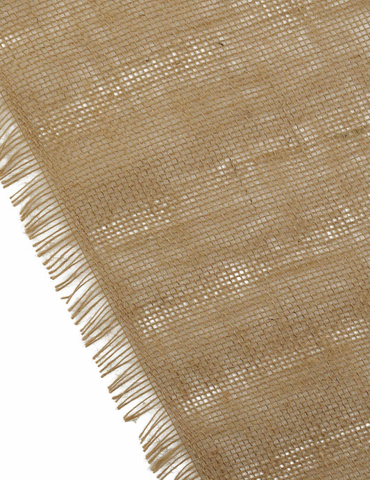 Détail des franges et du tissage du chemin de table bohème chic