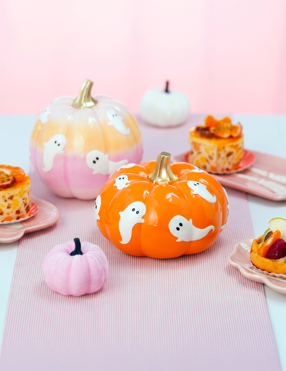 Calabaza de resina naranja con fantasmas 15,5 cm
