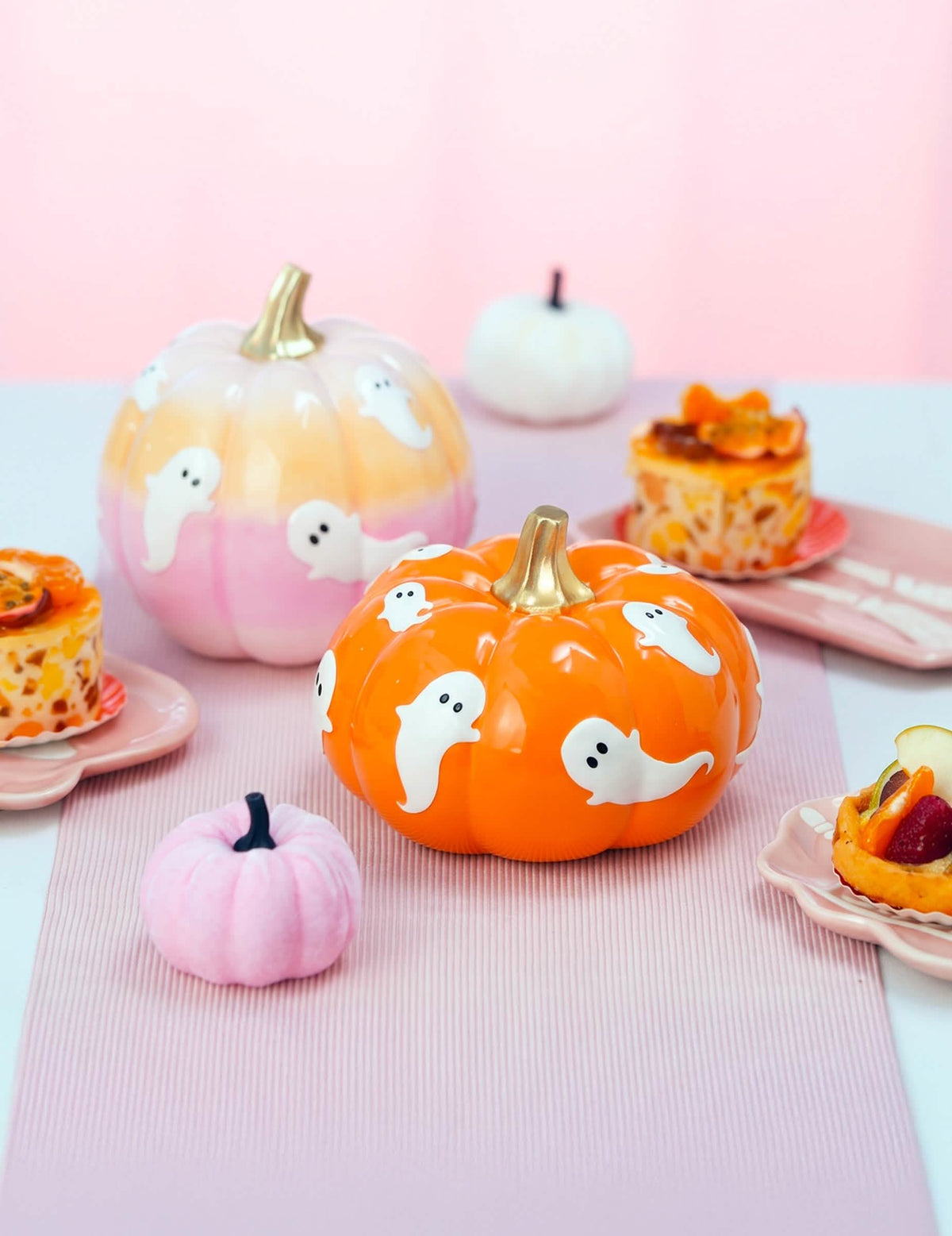 Calabaza de resina naranja con fantasmas 15,5 cm