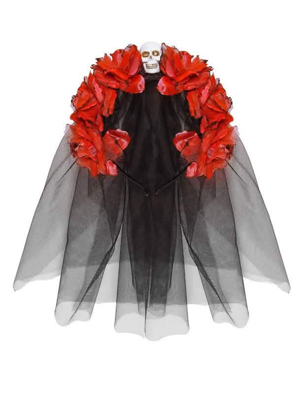Vista frontal del velo negro y de las rosas del tocado flores rojas con calavera día de los muertos para mujer