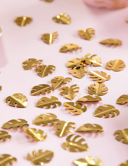 Gros plan des confettis de table feuilles tropicales