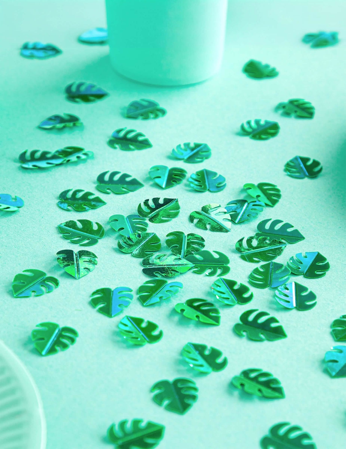 Primer plano de los confetis de mesa hojas tropicales para decoración