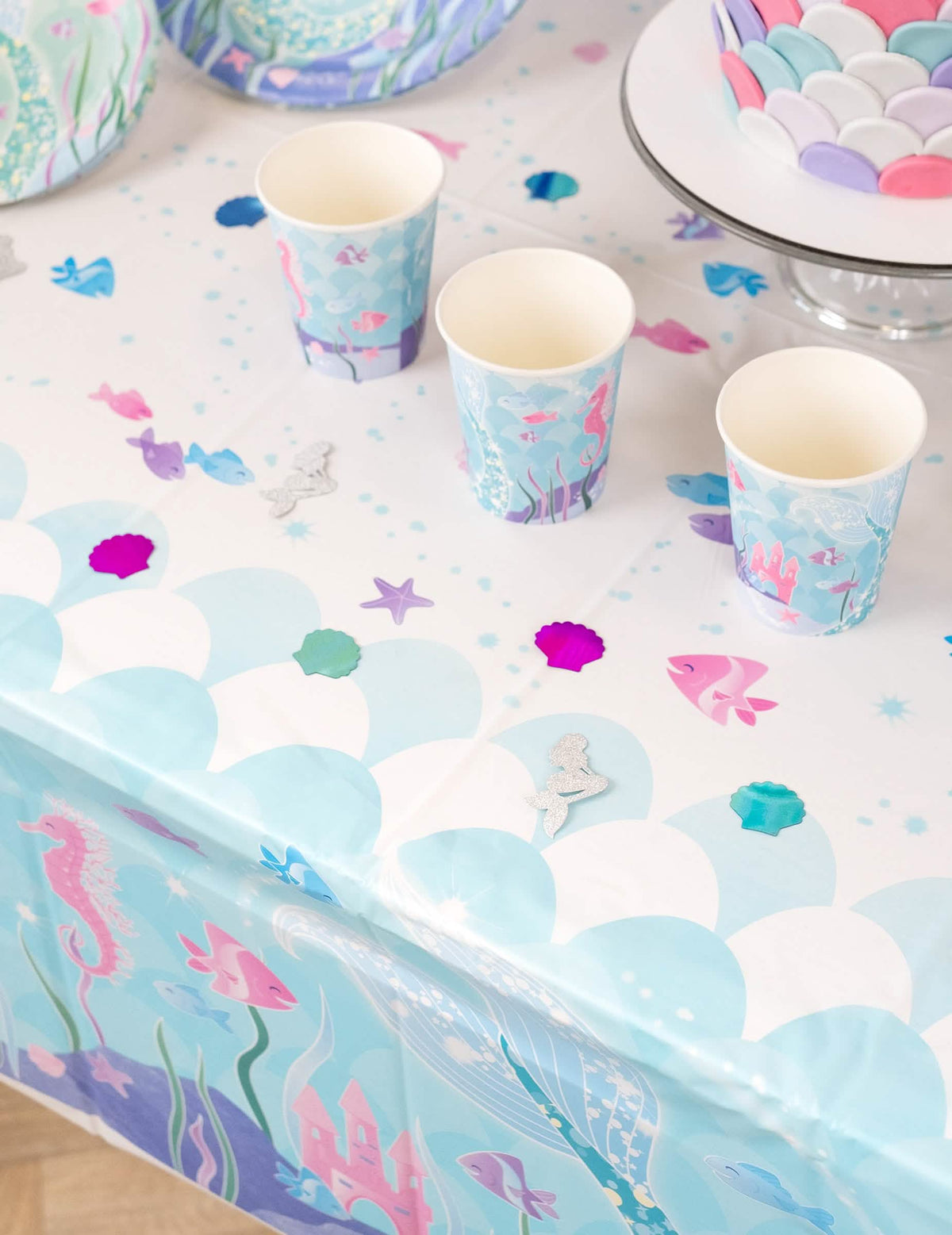 Escena sobre una mesa decorada con confetis de mesa sirenas