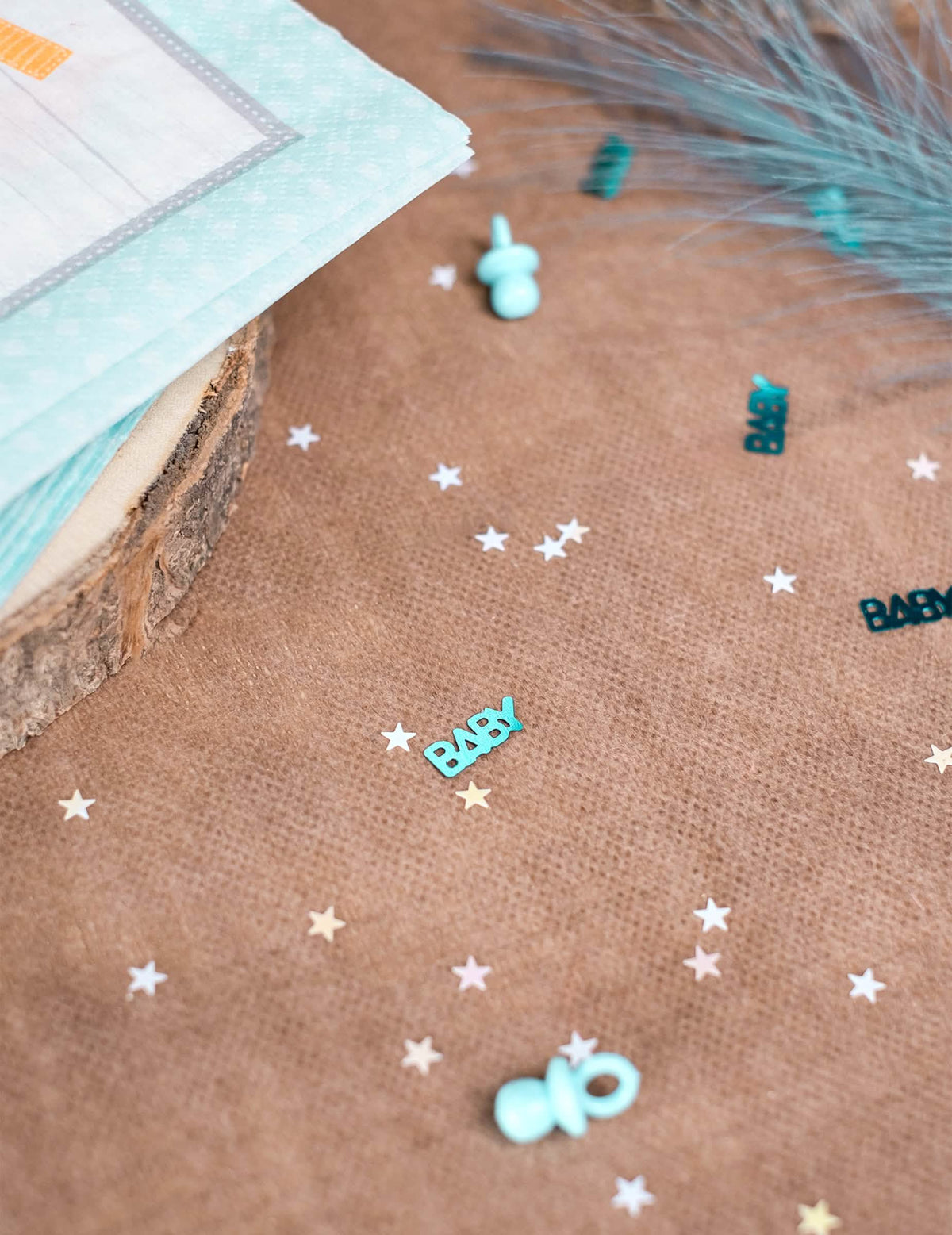 Vue rapprochée du mélange de formes du confettis tétine baby pour baby shower