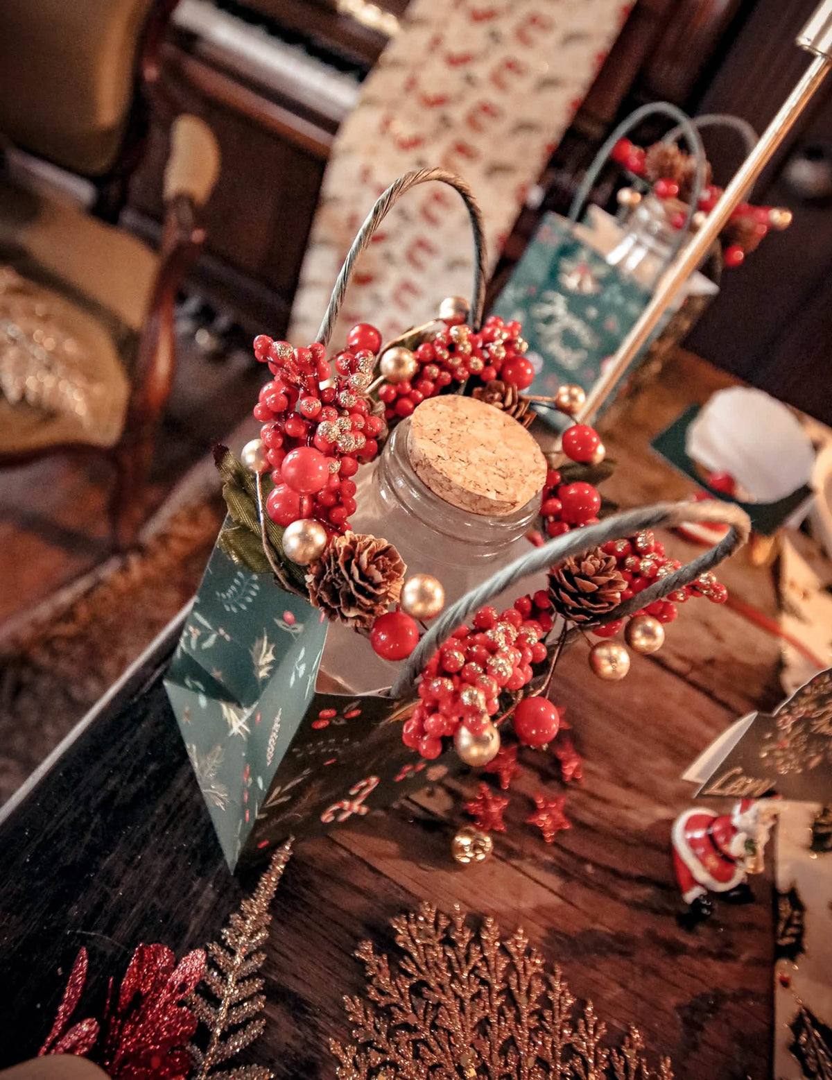 Mise en situation de la couronne de baies de Noël pour décoration rouge et or avec pommes de pin