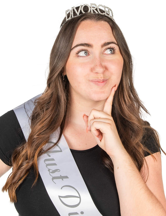 Gros plan sur les accessoires du couronne et écharpe just divorced