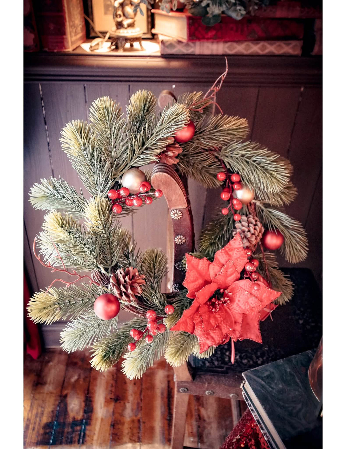 Puesta en escena decorativa de la corona tradicional de abeto y poinsettia para decoración de navidad