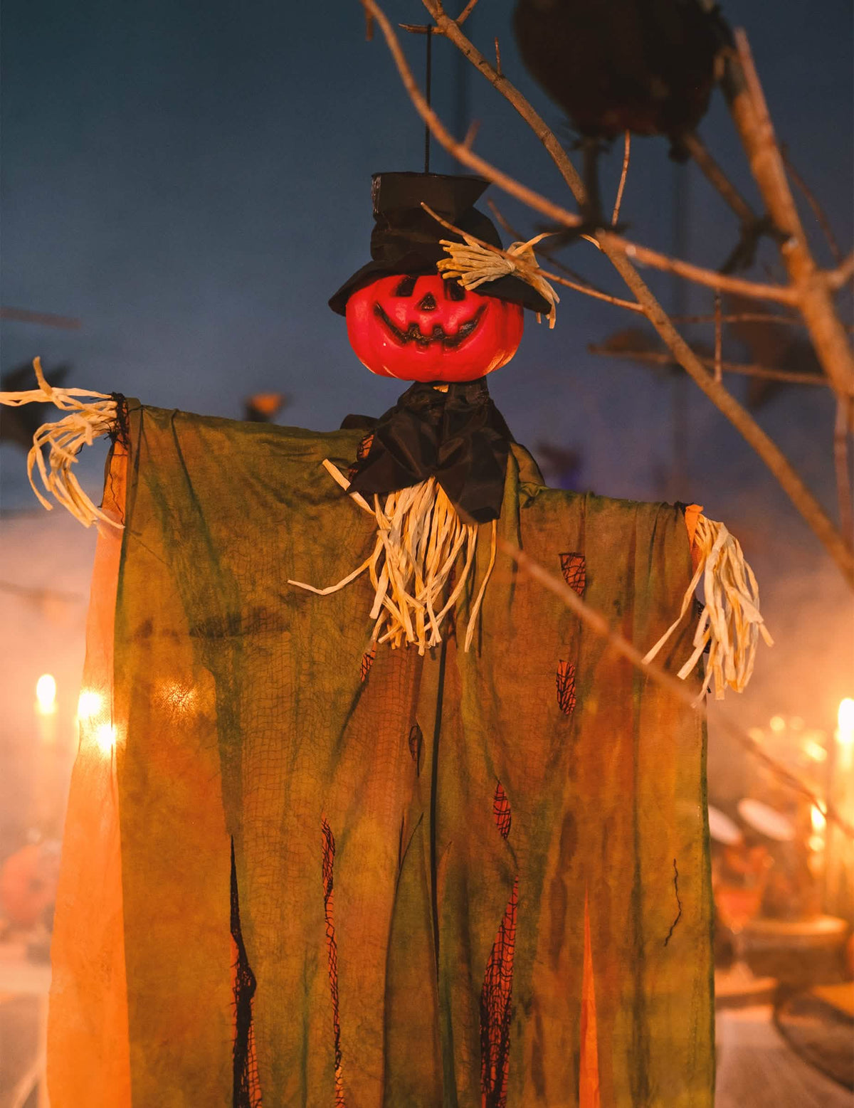 Escena nocturna de la decoración para colgar espantapájaros calabazas